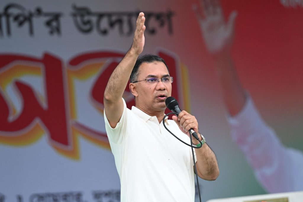 জুজুর ভয় দেখিয়ে দেশের মানুষকে পিছিয়ে রাখা যাবে না: প্রধানমন্ত্রী সোমবার বিকালে যশোর জেলার ঈদগাহ প্রাঙ্গনে এক জনসভায় বক্তব্য দেন বিএনপি চেয়ারম্যান ও প্রধানমন্ত্রী তারেক রহমান। ছবি: প্রধানমন্ত্রীর কার্যালয়