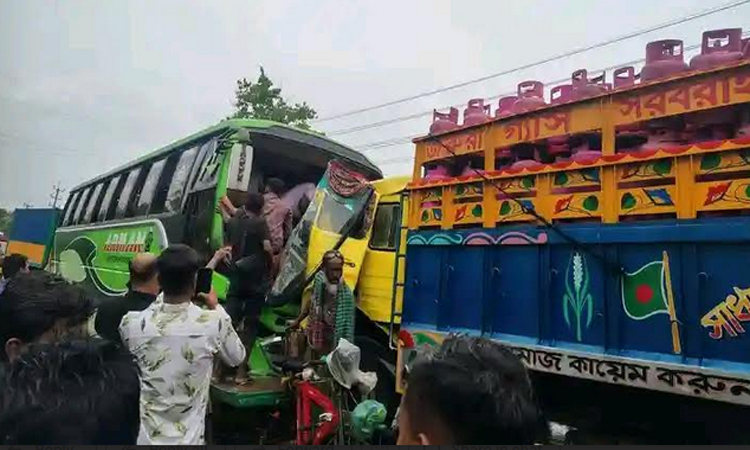 বাগেরহাটে বাস-ট্রাকের মুখোমুখি সংঘর্ষে ২০ যাত্রী আহত ছবি : সংগৃহীত বাসস