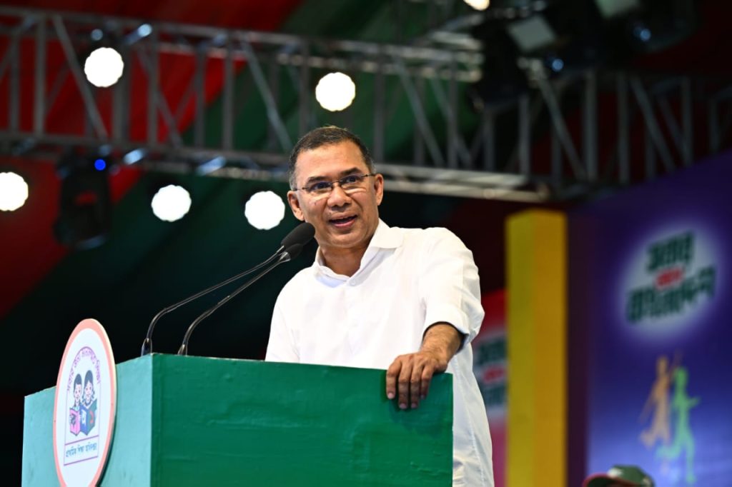 খেলাধুলার পাশাপাশি লেখাপড়াতেও এগিয়ে যেতে হবে : প্রধানমন্ত্রী আজ বিকেলে বাংলাদেশ আর্মি স্টেডিয়ামে প্রাথমিক বিদ্যালয় গোল্ডকাপ ফুটবল টুর্নামেন্টের চূড়ান্ত খেলা ও পুরস্কার বিতরণী অনুষ্ঠানে বক্তব্য দেন প্রধানমন্ত্রী তারেক রহমান। ছবি : পিএমও