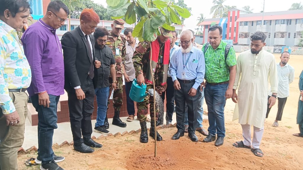 রাঙ্গামাটিতে বৃক্ষরোপণ ও শিক্ষার্থীদের মধ্যে গাছের চারা বিতরণ ছবি : সংগৃহীত বাসস
