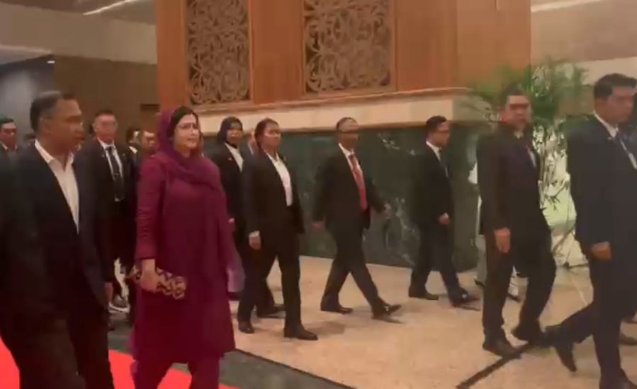 মালয়েশিয়ায় পৌঁছেছেন প্রধানমন্ত্রী মালয়েশিয়ার কুয়ালালামপুর আন্তর্জাতিক বিমানবন্দরে পৌঁছান প্রধানমন্ত্রী তারেক রহমান। ছবি : বাসস