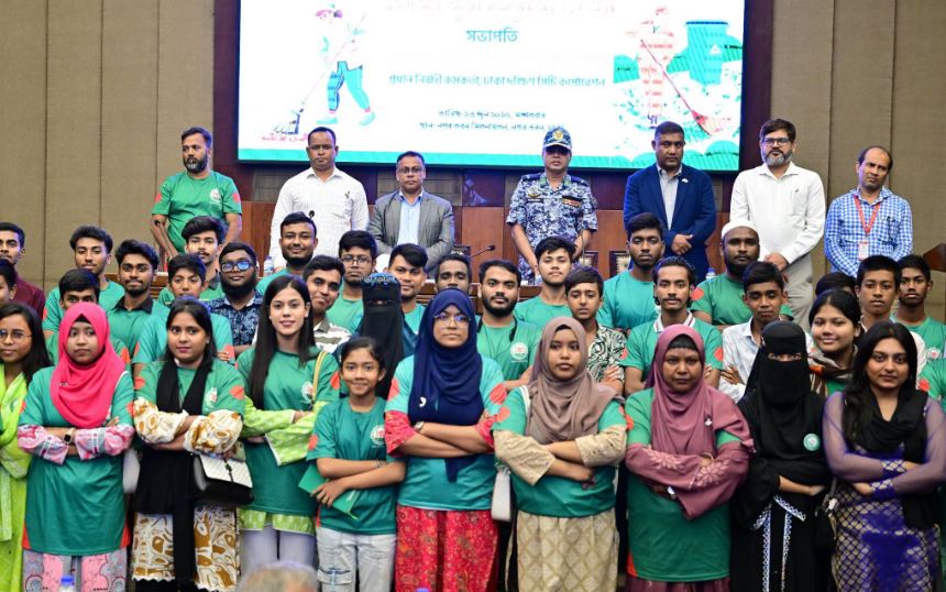 যত্রতত্র বর্জ্য ফেলা বন্ধে যৌথ সচেতনতামূলক কার্যক্রমের উদ্বোধন রাজধানীকে পরিচ্ছন্ন, স্বাস্থ্যকর ও টেকসই নগর হিসেবে গড়ে তোলার লক্ষ্যে যত্রতত্র ময়লা-বর্জ্য ফেলা প্রতিরোধে জনসচেতনতা সৃষ্টির উদ্দেশ্যে ঢাকা দক্ষিণ সিটি কর্পোরেশন (ডিএসসিসি), বিডি ক্লিন এবং বাংলাদেশ রেড ক্রিসেন্ট সোসাইটির যৌথ উদ্যোগে বিশেষ সচেতনতামূলক কার্যক্রম শুরু হয়েছে। আজ মঙ্গলবার নগর ভবন অডিটোরিয়ামে আয়োজিত এক অনুষ্ঠানে প্রধান অতিথি হিসেবে এ কর্মসূচির আনুষ্ঠানিক উদ্বোধন করেন ঢাকা দক্ষিণ সিটি কর্পোরেশনের প্রধান নির্বাহী কর্মকর্তা মো. জহিরুল ইসলাম। উদ্বোধনী অনুষ্ঠানে জানানো হয়, এই কর্মসূচির আওতায় প্রাথমিকভাবে ডিএসসিসির ৫টি অঞ্চলের ২২টি ওয়ার্ডে কার্যক্রম পরিচালনা করা হবে। পুরো এলাকাকে ১০টি ব্লকে বিভক্ত করে ৩১টি ঝুঁকিপূর্ণ বা হটস্পটে কাজ করবেন স্বেচ্ছাসেবকরা। সপ্তাহে সাত দিনই বিডি ক্লিনের ৭০ জন এবং রেড ক্রিসেন্টের ৫০ জনসহ মোট ১২০ জন স্বেচ্ছাসেবক মাঠে থাকবেন। তারা নাগরিকদের নির্ধারিত স্থানে ময়লা ফেলার ব্যাপারে সচেতন করবেন, বর্জ্য ব্যবস্থাপনা নিয়ে প্রচারণা চালাবেন, ওয়েস্টবিনের সঠিক ব্যবহার নিশ্চিত করবেন এবং সতর্কীকরণ নোটিশ দেবেন। একই সঙ্গে প্রয়োজনে আইন অমান্যকারীদের বিরুদ্ধে সিটি কর্পোরেশনকে জরিমানা করার সুপারিশও করবেন তারা। প্রধান অতিথির বক্তব্যে ডিএসসিসির প্রধান নির্বাহী কর্মকর্তা বলেন, 'পরিচ্ছন্ন নগরী গড়ে তুলতে শুধু সিটি কর্পোরেশনের একক প্রচেষ্টাই যথেষ্ট নয়, নাগরিকদের সচেতনতা, দায়িত্ববোধ এবং সক্রিয় অংশগ্রহণ সমানভাবে প্রয়োজন। যত্রতত্র বর্জ্য ফেলা বন্ধ করে নির্ধারিত স্থানে বর্জ্য অপসারণ নিশ্চিত করা গেলে নগর পরিবেশের উন্নতির পাশাপাশি জনস্বাস্থ্য সুরক্ষা নিশ্চিত হবে।' তিনি আরও বলেন, 'বর্জ্য ব্যবস্থাপনায় নাগরিক সম্পৃক্ততা বৃদ্ধির মাধ্যমে পরিচ্ছন্ন ঢাকা গড়ার যে লক্ষ্য ঢাকা দক্ষিণ সিটি কর্পোরেশন গ্রহণ করেছে, এই যৌথ উদ্যোগ তা অর্জনে গুরুত্বপূর্ণ ভূমিকা রাখবে। সরকারি ও স্বেচ্ছাসেবী সংগঠনের সমন্বিত প্রচেষ্টায় একটি টেকসই পরিচ্ছন্নতা সংস্কৃতি গড়ে তোলা সম্ভব।' ছবি : সংগৃহীত বাসস