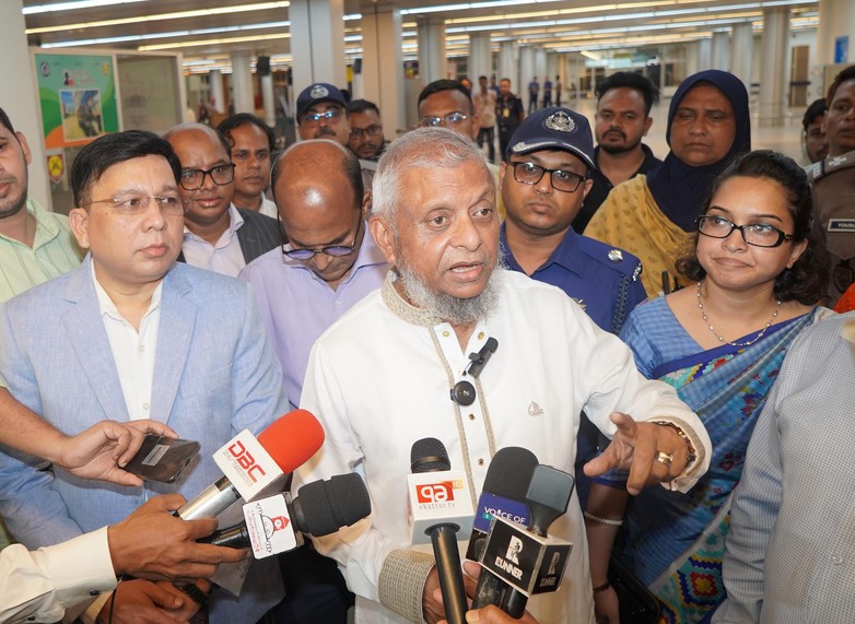 জুলাইয়ের মধ্যে মালয়েশিয়ার শ্রমবাজার নিয়ে সুখবর আসবে : প্রবাসীকল্যাণ মন্ত্রী আজ বুধবার সিলেট ওসমানী আন্তর্জাতিক বিমানবন্দরে প্রবাসী কল্যাণ মন্ত্রণালয়ের চলমান বিভিন্ন কার্যক্রম পরিদর্শন শেষে সাংবাদিকদের সঙ্গে কথা বলেন প্রবাসী কল্যাণ ও বৈদেশিক কর্মসংস্থান মন্ত্রী আরিফুল হক চৌধুরী। ছবি : পিআইডি