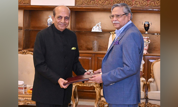রাষ্ট্রপতির কাছে ভারতের নবনিযুক্ত হাইকমিশনারের পরিচয়পত্র পেশ আজ বঙ্গভবনে রাষ্ট্রপতি মো. সাহাবুদ্দিন-এর কাছে পরিচয়পত্র পেশ করেছেন বাংলাদেশে নবনিযুক্ত ভারতের হাইকমিশনার দীনেশ ত্রিবেদী। ছবি: পিআইডি