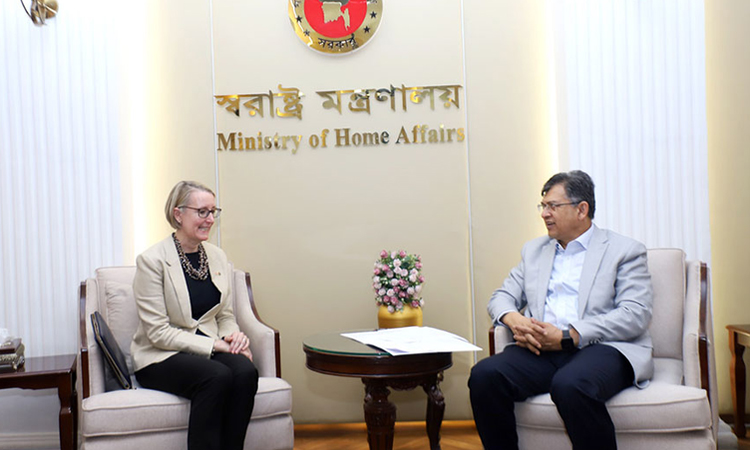 স্বরাষ্ট্রমন্ত্রীর সঙ্গে যুক্তরাজ্যের হাইকমিশনারের সাক্ষাৎ স্বরাষ্ট্রমন্ত্রী সালাহউদ্দিন আহমদের সঙ্গে আজ মন্ত্রণালয়ের অফিসকক্ষে বাংলাদেশে নিযুক্ত যুক্তরাজ্যের হাইকমিশনার সারাহ কুক সৌজন্য সাক্ষাৎ করেছেন। ছবি: পিআইডি