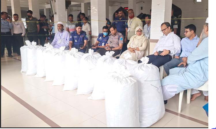 পাগলা মসজিদের দানবাক্সে মিলেছে ৪৩ বস্তা টাকা পাগলা মসজিদের ১৩ লোহার দানবাক্স খুলে রেকর্ড ৪৩ বস্তা টাকা পাওয়া গেছে। ছবি: বাসস