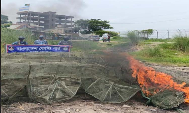 মুন্সীগঞ্জে ১২৬ পিস চায়না দুয়ারী জাল ধ্বংস জেলায় জব্দ জাল পুড়িয়ে বিনষ্ট করা হয়। ছবি: বাসস