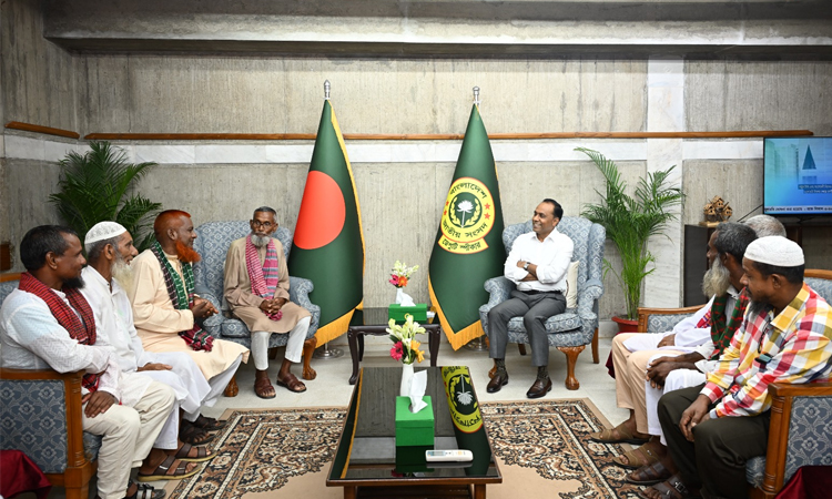 সরকারের উন্নয়ন পরিকল্পনার অন্যতম লক্ষ্য গ্রামীণ অর্থনীতিকে শক্তিশালী করা: ডেপুটি স্পিকার নেত্রকোণার প্রান্তিক কৃষকদের ১১ সদস্যবিশিষ্ট একটি প্রতিনিধিদল আজ জাতীয় সংসদ ভবনে ডেপুটি স্পিকার ব্যারিস্টার কায়সার কামালের সঙ্গে সৌজন্য সাক্ষাৎ করেন। ছবি: বাসস