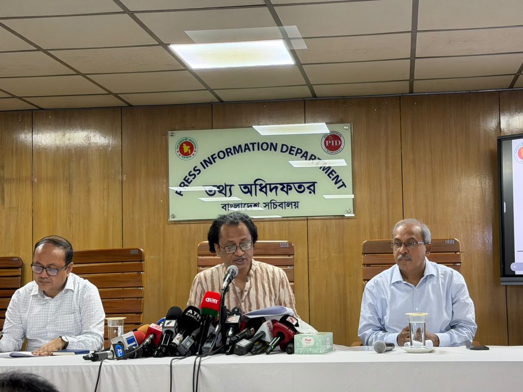 শেখ হাসিনার বক্তব্য প্রচার করা নিষেধ, গণমাধ্যমকে আদালতের নির্দেশনা মানতে হবে : তথ্য উপদেষ্টা প্রধানমন্ত্রীর তথ্য ও সম্প্রচার উপদেষ্টা ডা. জাহেদ উর রহমান আজ সচিবালয়ে তথ্য অধিদপ্তরে সাপ্তাহিক প্রেস ব্রিফিংয়ে সংবাদিকদের ব্রিফ করেন। ছবি : বাসস