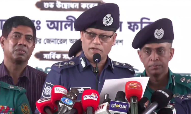 পূর্বাচলে ‘বরকাউ পুলিশ ক্যাম্প’ উদ্বোধন আইজিপির আজ বুধবার সকালে রাজউক সেন্ট্রাল মেকানিক্যাল স্ট্যাক ইয়ার্ড এ আয়োজিত অনুষ্ঠানে ‘বরকাউ পুলিশ ক্যাম্প’ উদ্বোধন শেষে বক্তব্য দেন আইজিপি মো. আলী হোসেন ফকির। ছবি : সংগৃহীত
