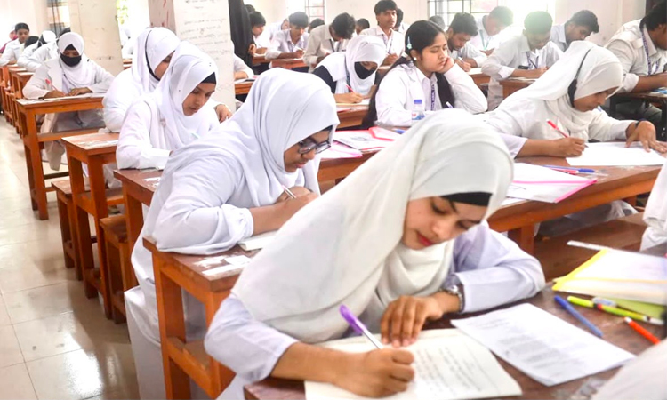 এইচএসসি ও সমমানের প্রথম দিনের পরীক্ষা সুষ্ঠুভাবে সম্পন্ন সিসিটিভি নজরদারি ও কঠোর নিরাপত্তায় উৎসবমুখর পরিবেশে সুষ্ঠুভাবে সম্পন্ন হলো এইচএসসি ও সমমান পরীক্ষার প্রথম দিন। ছবি ঃ বাসস