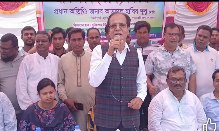 তিস্তা মহাপরিকল্পনা বাস্তবায়ন না হলে বন্যা-ভাঙন থেকে মুক্তি মিলবে না: ত্রাণমন্ত্রী দুর্যোগ ব্যবস্থাপনা ও ত্রাণমন্ত্রী আসাদুল হাবিব দুলু বৃহস্পতিবার লালমনিরহাট সদর উপজেলার পানিবন্দী মানুষের মাঝে জরুরি ত্রাণ বিতরণকালে কথা বলেন। ছবি: বাসস
