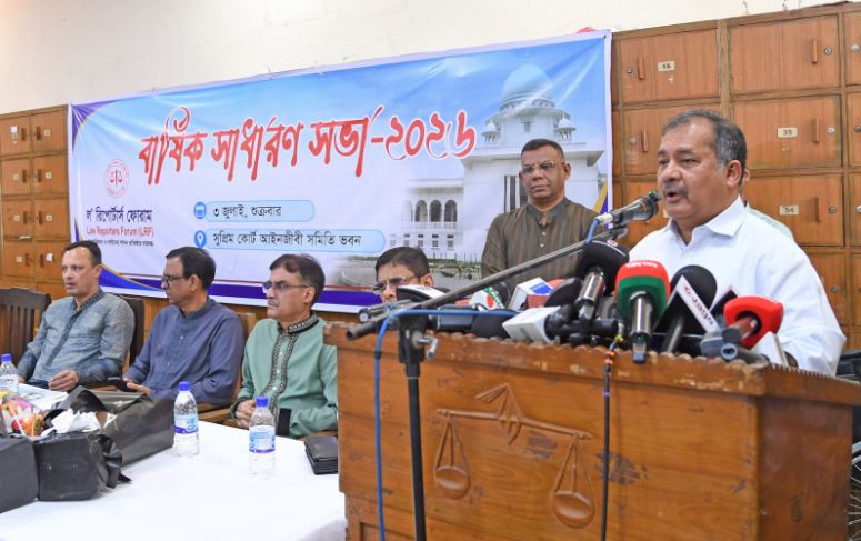 রাষ্ট্র পরিচালনা সম্পর্কে জনগণের সঠিক ধারণা নির্ভর করে গণমাধ্যমের ওপর : তথ্যমন্ত্রী শুক্রবার সুপ্রিমকোর্ট আইনজীবী সমিতি ভবনে ল’ রিপোর্টার্স ফোরামের রজতজয়ন্তী অনুষ্ঠানে বক্তব্য দেন তথ্য ও সম্প্রচারমন্ত্রী জহির উদ্দিন স্বপন। ছবি : পিআইডি