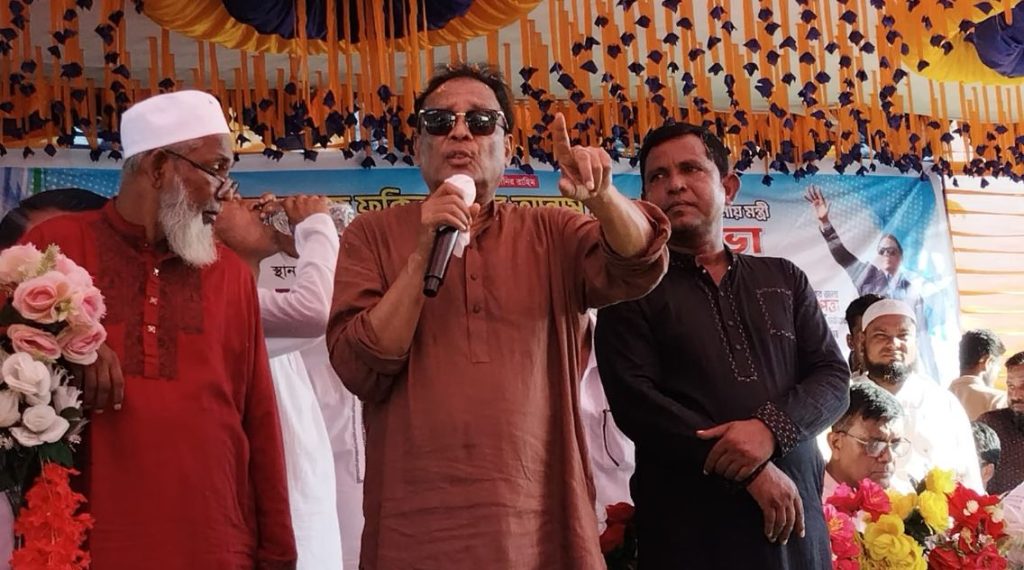 টাঙ্গাইলের ধনবাড়ী যদুনাথপুরে আয়োজিত পথসভায় বক্তব্য দেন ডাক, টেলিযোগাযোগ ও তথ্যপ্রযুক্তি এবং বিজ্ঞান ও প্রযুক্তি মন্ত্রী ফকির মাহবুব আনাম। ছবি : বাসস