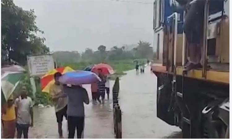 রেললাইন প্লাবিত, চট্টগ্রাম-কক্সবাজার রুটে ট্রেন চলাচল বন্ধ ছবি : সংগৃহীত বাসস