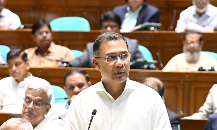 সারাদেশে প্রাথমিক ও মাধ্যমিক পর্যায়ে শিক্ষকদের সম্মানি পর্যায়ক্রমে বাড়ানো হবে : প্রধানমন্ত্রী বুধবার জাতীয় সংসদে প্রশ্নোত্তর পর্বে কথা বলেন প্রধানমন্ত্রী তারেক রহমান। ছবি : পিআইডি
