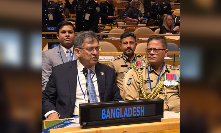 নিরাপত্তা চ্যালেঞ্জ মোকাবিলায় জোরালো বৈশ্বিক সহযোগিতার আহ্বান স্বরাষ্ট্রমন্ত্রীর যুক্তরাষ্ট্রের নিউইয়র্কে জাতিসংঘ সদর দপ্তরে অনুষ্ঠিত ‘পঞ্চম জাতিসংঘ পুলিশ প্রধানদের সম্মেলন ২০২৬’-এ কথা বলেন স্বরাষ্ট্রমন্ত্রী সালাহউদ্দিন আহমদ। ছবি : সংগৃহীত