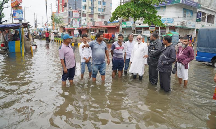 নগরীর জলাবদ্ধ মানুষের খোঁজ খবর নিলেন কেসিসি প্রশাসক শুক্রবার খুলনা সিটি কর্পোরেশনের প্রশাসক নজরুল ইসলাম মঞ্জু নগরীর জলাবদ্ধ স্থানসমূহ পরিদর্শন করেন। ছবি: বাসস