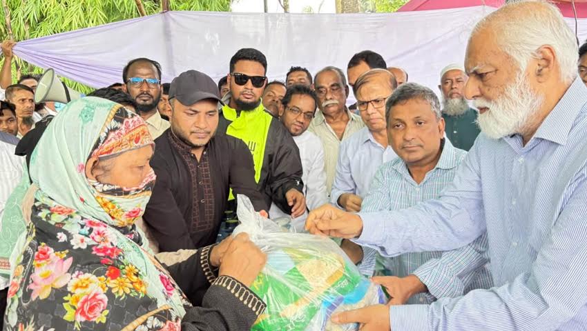 দুর্যোগের শুরু থেকেই চট্টগ্রামের খোঁজ রাখছেন প্রধানমন্ত্রী: ত্রাণ প্রতিমন্ত্রী আজ দুপুরে চট্টগ্রামের ফটিকছড়ি এলাকায় বন্যাদুর্গতদের মধ্যে ত্রাণ বিতরণ করেন দুর্যোগ ব্যবস্থাপনা ও ত্রাণ প্রতিমন্ত্রী এম ইকবাল হোসেইন। ছবি : বাসস