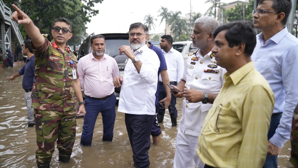 রাজধানীর বিভিন্ন এলাকা পরিদর্শনে ডিএনসিসি প্রশাসক, দ্রুত পানি নিষ্কাশনের নির্দেশ রোববার দুপুরে ঢাকা উত্তর সিটি কর্পোরেশনের (ডিএনসিসি) প্রশাসক মো. শফিকুল ইসলাম খান রাজধানীর বিভিন্ন এলাকা সরেজমিনে পরিদর্শন করেন। ছবি: বাসস