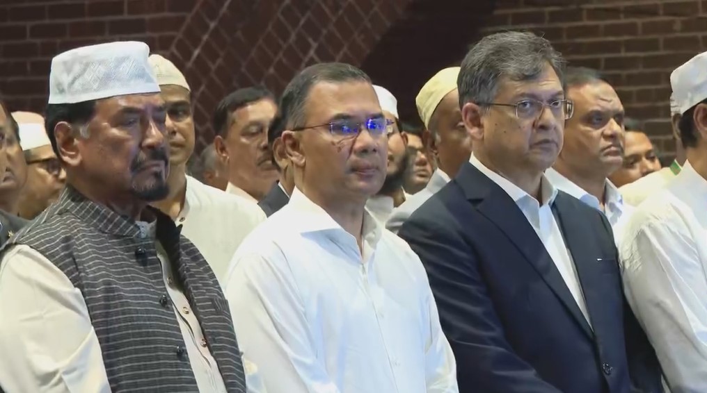 জমির উদ্দিন সরকারের জানাজায় প্রধানমন্ত্রীর অংশগ্রহণ সাবেক ভারপ্রাপ্ত রাষ্ট্রপতি ও জাতীয় সংসদের সাবেক স্পিকার ব্যারিস্টার জমির উদ্দিন সরকারের জানাজায় অংশগ্রহণ করেন বাংলাদেশ সরকারের প্রধানমন্ত্রী তারেক রহমান। ছবি : ভিডিও থেকে নেওয়া