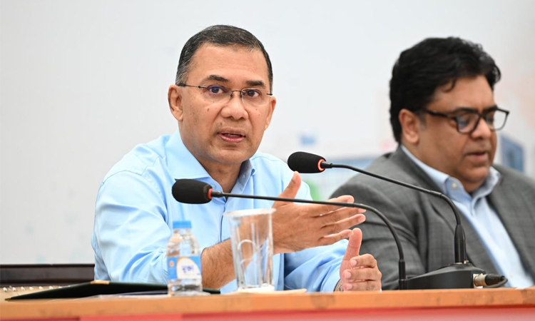 সরকার উদ্যোক্তাদের পাশে রয়েছে: প্রধানমন্ত্রী প্রধানমন্ত্রী তারেক রহমান মঙ্গলবার ঢাবির নবাব নওয়াব আলী চৌধুরী সিনেট ভবনে ‘তারুণ্য, স্টার্টআপ ও সম্ভাবনাময় বাংলাদেশ’ শীর্ষক বিশেষ অনুষ্ঠানে কথা বলেন। ছবি: পিএমও