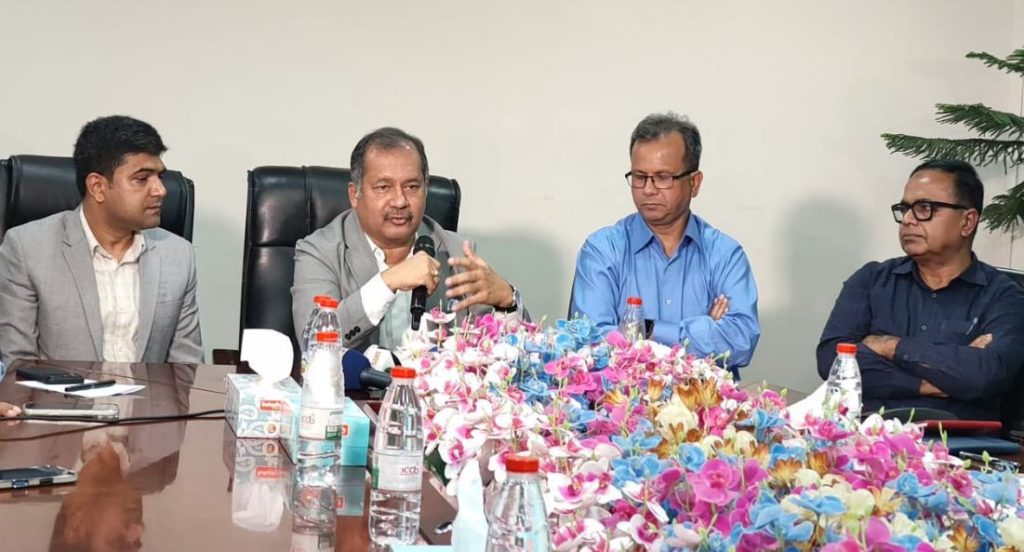 নবম ওয়েজবোর্ড বাস্তবায়ন না হলে সাংবাদিকদের পেশাগত নিরাপত্তা নিশ্চিত করা সম্ভব নয়: তথ্যমন্ত্রী বৃহস্পতিবার রাজধানীর একটি মিডিয়া গ্রুপের প্রধান কার্যালয় পরিদর্শন শেষে সাংবাদিকদের সঙ্গে মতবিনিময় করেন তথ্যমন্ত্রী জহির উদ্দিন স্বপন। ছবি : বাসস