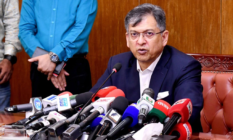 আইনি প্রক্রিয়ায় নির্ধারিত হবে আওয়ামী লীগের ভাগ্য: স্বরাষ্ট্রমন্ত্রী আজ বৃহস্পতিবার স্বরাষ্ট্র মন্ত্রণালয়ে সাংবাদিকদের সঙ্গে সমসাময়িক বিষয় নিয়ে কথা বলেন স্বরাষ্ট্রমন্ত্রী সালাহউদ্দিন আহমদ। ছবি : মন্ত্রণালয়