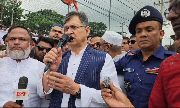 দুর্যোগ মোকাবিলায় সরকারের সব ধরনের প্রস্তুতি রয়েছে : স্বরাষ্ট্রমন্ত্রী স্বরাষ্ট্রমন্ত্রী সালাহউদ্দিন আহমদ কক্সবাজারের চকরিয়া উপজেলার ফাঁসিয়াখালী এলাকায় বন্যাদুর্গতদের মাঝে ত্রাণ বিতরণ করেন। ছবি: সংগৃহীত
