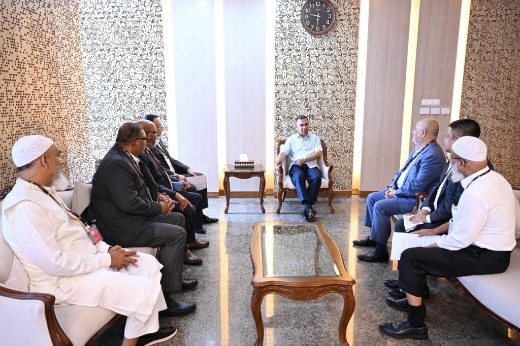 প্রধানমন্ত্রীর সঙ্গে টেক্সটাইল মিলস অ্যাসোসিয়েশনের নেতৃবৃন্দের সাক্ষাৎ বুধবার প্রধানমন্ত্রী তারেক রহমানের সঙ্গে সৌজন্য সাক্ষাৎ করেছেন বাংলাদেশ টেক্সটাইল মিলস অ্যাসোসিয়েশনের নেতৃবৃন্দ। ছবি: বাসস