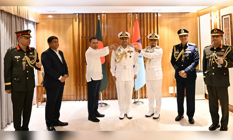 নবনিযুক্ত নৌপ্রধানকে র্যাঙ্ক ব্যাজ পরিয়ে দেন প্রধানমন্ত্রী ছবি: প্রধানমন্ত্রীর কার্যালয়