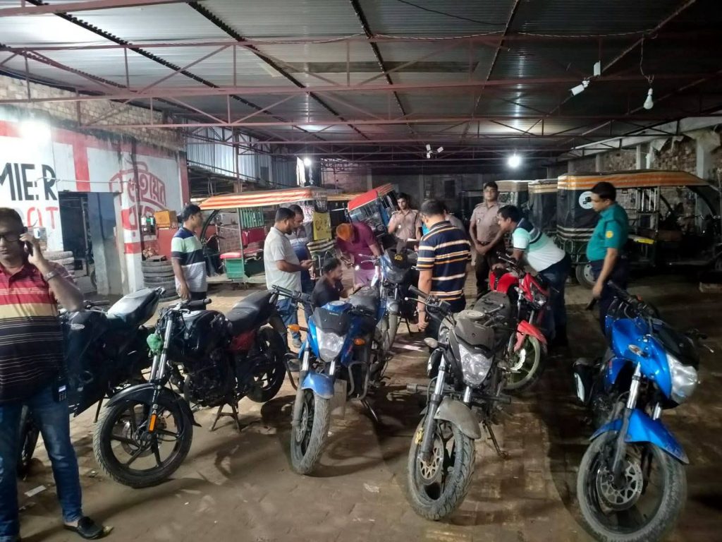 খুলনায় পুলিশের বিশেষ অভিযানে ৮টি মোটরসাইকেল জব্দ