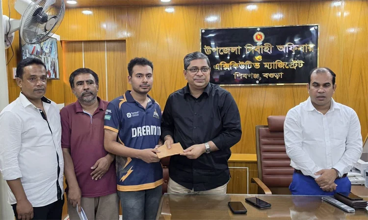 মেধাবী শিক্ষার্থী নীরবের পাশে স্থানীয় সরকার প্রতিমন্ত্রী স্থানীয় সরকার, পল্লী উন্নয়ন ও সমবায় প্রতিমন্ত্রী মীর শাহে আলম বেগম রোকেয়া বিশ্ববিদ্যালয়ে ভর্তির সুযোগ পাওয়া নীরবের ভর্তি ও উচ্চশিক্ষার ব্যয় বহনের দায়িত্ব নিয়েছেন। ছবি: বাসস