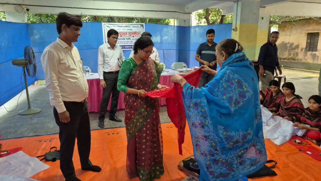 মঙ্গলবার রাজবাড়ী সরকারি শিশু পরিবারে অনাথ, এতিম ও অসহায় কন্যা শিশুদের আত্মকর্মসংস্থানের লক্ষ্যে ‘নকশি কাঁথা প্রকল্প’র উদ্বোধন করা হয়। ছবি : বাসস