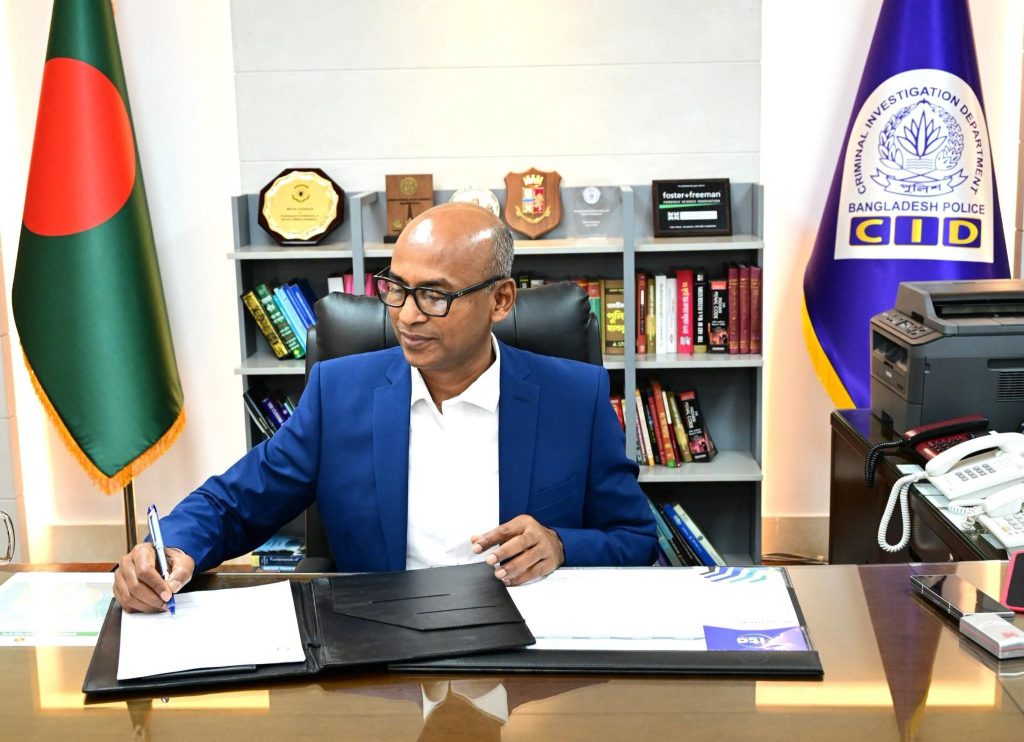 সিআইডির প্রধান হিসেবে দায়িত্ব নিলেন ব্যারিস্টার মোশাররফ হোছাইন