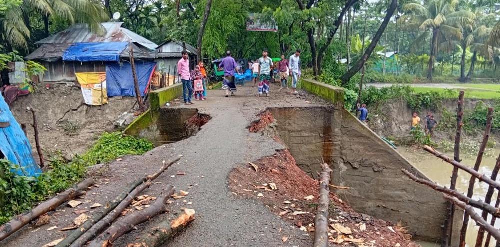 ধসে পড়েছে রামগতি-বয়ারচর সংযোগ সড়ক, সংস্কারের দাবি