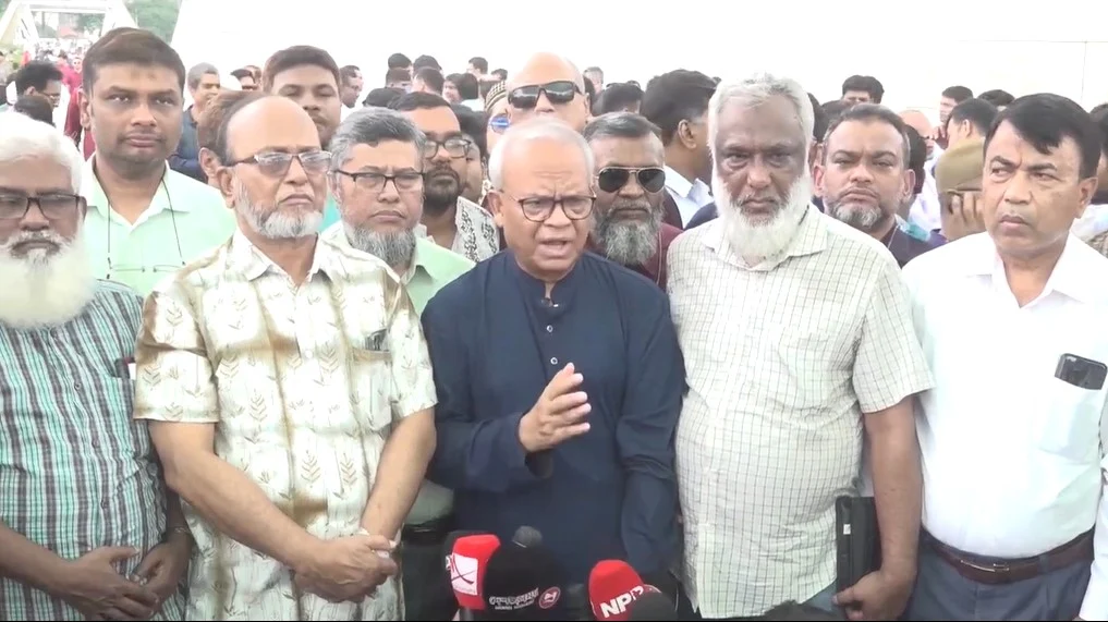 হাসিনাকে বক্তব্যের সুযোগ দেওয়া বাংলাদেশের সার্বভৌমত্বের প্রতি অপমান : রিজভী বৃহস্পতিবার শহীদ রাষ্ট্রপতি জিয়াউর রহমান এবং সাবেক প্রধানমন্ত্রী বেগম খালেদা জিয়ার মাজারে শ্রদ্ধা নিবেদন ও ফাতেহা পাঠ শেষে কথা বলেন প্রধানমন্ত্রীর রাজনৈতিক উপদেষ্টা ও বিএনপির সিনিয়র যুগ্ম মহাসচিব অ্যাডভোকেট রুহুল কবির রিজভী। ছবি: ভিডিও থেকে নেওয়া