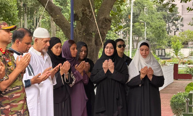 বাবার কবরে শ্রদ্ধা জানালেন জুবাইদা রহমান ছবি : বিএনপি মিডিয়া সেল