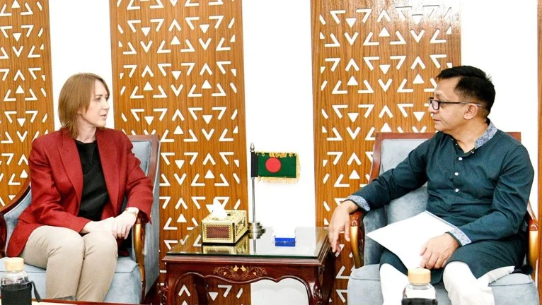 অস্ট্রেলিয়ার সাথে বাণিজ্য, দক্ষতা উন্নয়ন ও গবেষণা সহযোগিতা জোরদারে গুরুত্বারোপ বৃহস্পতিবার বাণিজ্য মন্ত্রণালয়ে বাণিজ্যমন্ত্রী খন্দকার আব্দুল মুক্তাদিরের সঙ্গে বৈঠক করেন বাংলাদেশে নিযুক্ত অস্ট্রেলিয়ার হাইকমিশনার সুসান রাইল। ছবি: পিআইডি