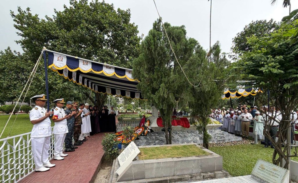 প্রধানমন্ত্রীর শ্বশুর মাহবুব আলী খানের শাহাদাতবার্ষিকী পালিত সাবেক নৌবাহিনী প্রধান রিয়ার অ্যাডমিরাল মাহবুব আলী খানের মৃত্যুবার্ষিকী উপলক্ষে বৃহষ্পতিবার সকালে তার কবরে পুষ্পমাল্য অর্পণ করেন তার দুই মেয়ে শাহিনা খান জামান ও ডা. জুবাইদা রহমান এবং নাতনি ব্যারিস্টার জাইমা রহমানসহ মরহুমের পরিবারের সদস্যরা। ছবি: বিএনপি ফেসবুক পেইজ