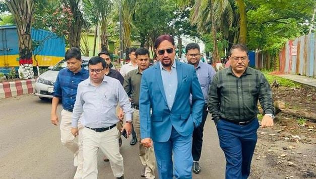 চট্টগ্রামে ভারী বৃষ্টিতে ক্ষতিগ্রস্ত সড়ক দ্রুত সংস্কারের নির্দেশ মেয়রের ছবি : বাসস