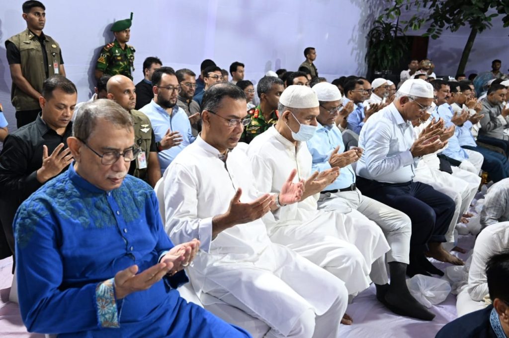 মাহবুব আলী খানের ৪২তম শাহাদাত বার্ষিকীর দোয়া মাহফিলে অংশ নিয়েছেন প্রধানমন্ত্রী বৃহস্পতিবার ধানমন্ডিস্থ ‘মাহবুব ভবন’-এ শহীদ রিয়ার অ্যাডমিরাল মাহবুব আলী খানের ৪২তম শাহাদাত বার্ষিকী উপলক্ষে আয়োজিত দোয়া মাহফিল ও ইসলামী আলোচনা সভায় অংশ নেন প্রধানমন্ত্রী তারেক রহমান। ছবি: বাসস