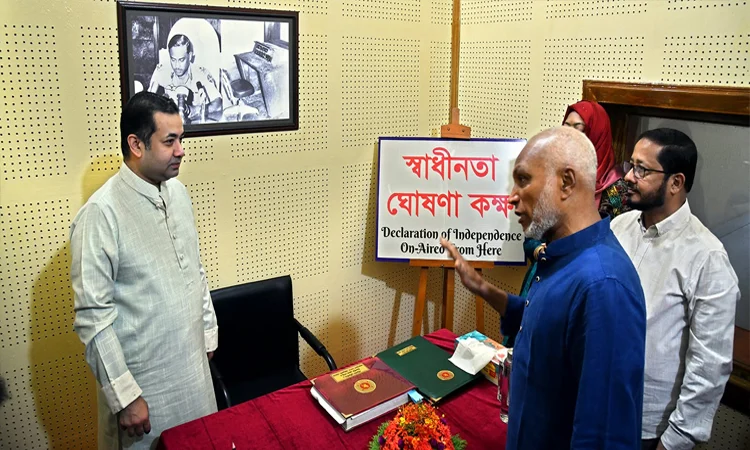 ঐতিহ্যবাহী কালুরঘাট বেতার কেন্দ্র সংরক্ষণে উদ্যোগ নেওয়া হবে: তথ্য প্রতিমন্ত্রী তথ্য ও সম্প্রচার প্রতিমন্ত্রী ইয়াসের খান চৌধুরী আজ সকালে চট্টগ্রামের কালুরঘাট বেতার কেন্দ্র পরিদর্শন করেন। ছবি : পিআইডি.চট্টগ্রাম