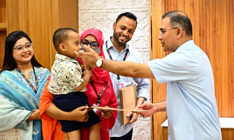 জুলাইয়ের শহীদ ও আহত ১০ ব্যক্তির পরিবারের সদস্যদের হাতে চাকরির নিয়োগপত্র তুলে দিয়েছেন প্রধানমন্ত্রী ছবি: পিএমও