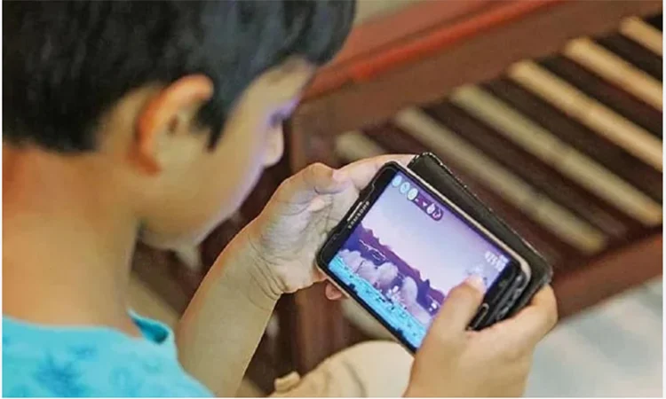 ইলেকট্রনিক ডিভাইসে অতি আসক্তি, চক্ষু হাসপাতালে বাড়ছে শিশুরোগী প্রতীকী ছবি