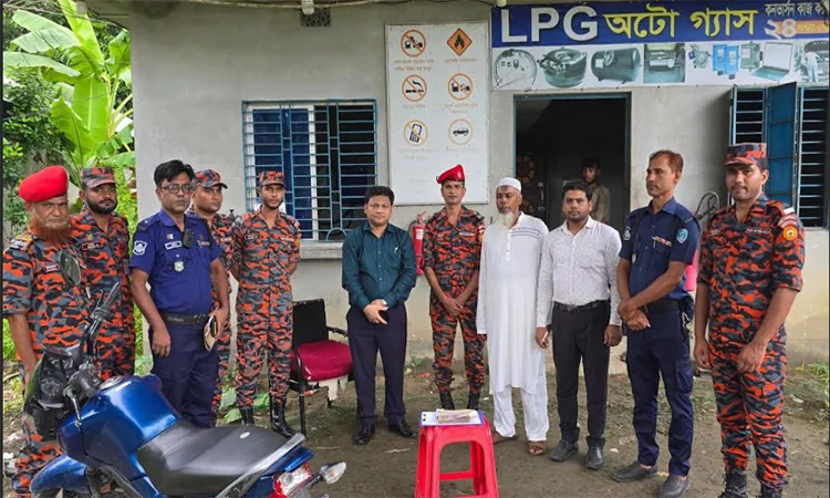 চাঁদপুরে এলপিজি স্টেশনে অবৈধ গ্যাস রিফিল; মালিককে লাখ টাকা জরিমানা রোববার দুপুরে উপজেলার জে কে এলপিজি ফিলিং স্টেশন অ্যান্ড কনভার্সন সেন্টারে এ অভিযান পরিচালনা করা হয়। ছবি: বাসস