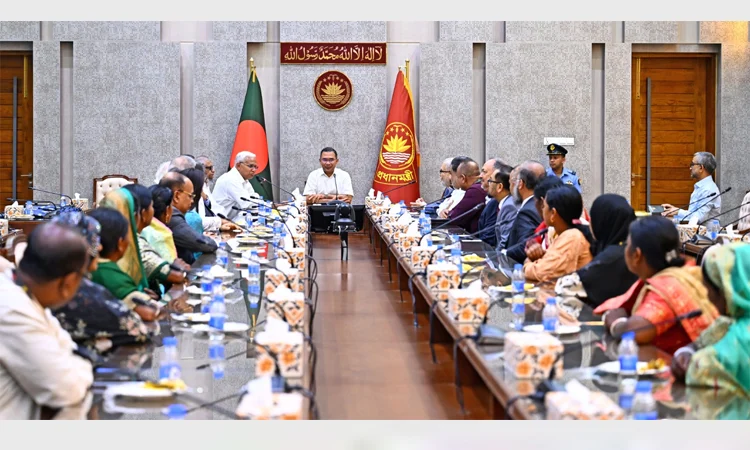 সমাজের সবাই এগিয়ে এলে অনেক বড় সমস্যার সমাধান করা সম্ভব : প্রধানমন্ত্রী আজ সচিবালয়ে সিলেট বিভাগের চা-শ্রমিকদের জন্য রেইনকোট বিতরণ কার্যক্রমের আনুষ্ঠানিক সূচনা করেন প্রধানমন্ত্রী তারেক রহমান। ছবি: পিএমও