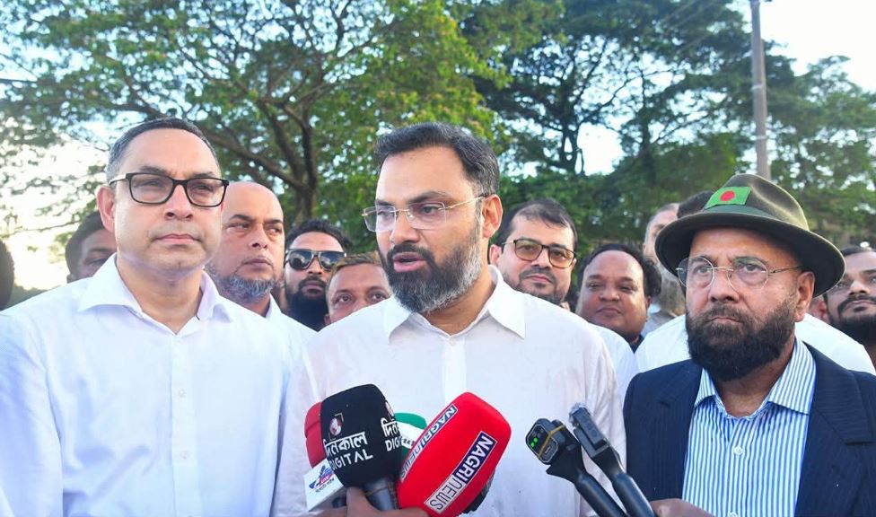 দক্ষিণ সুরমায় পূর্ণাঙ্গ স্টেডিয়াম নির্মাণের পরিকল্পনা আছে : যুব ও ক্রীড়া প্রতিমন্ত্রী শনিবার সিলেটের দক্ষিণ সুরমায় স্টেডিয়াম নির্মাণের জন্য সম্ভাব্য স্থান পরিদর্শন শেষে সাংবাদিকদের সঙ্গে কথা বলেন যুব ও ক্রীড়া প্রতিমন্ত্রী মো. আমিনুল হক। ছবি : বাসস