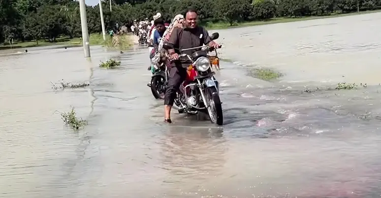 পদ্মার পানিতে ডুবছে সড়ক, প্লাবনের শঙ্কায় ১৫ চরের মানুষ Rajshahi 20260831204830 Bvuxts