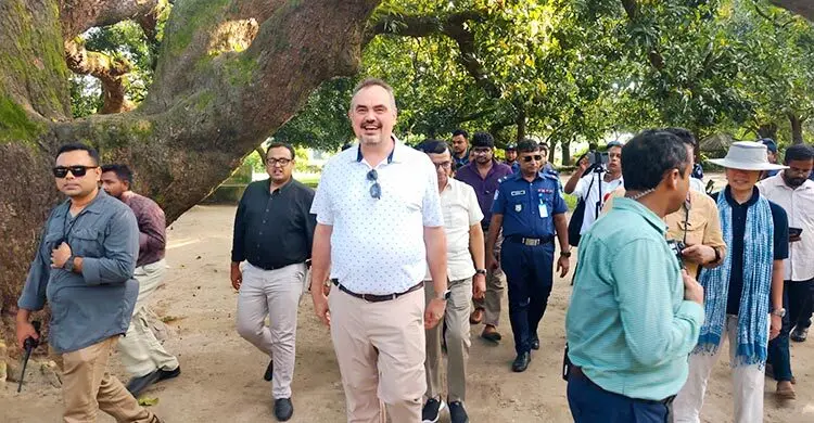 ঠাকুরগাঁওয়ের ঐতিহ্যবাহী সূর্যপুরী আমগাছ পরিদর্শনে মার্কিন রাষ্ট্রদূত Thakurgao 20260831205342 Lrlfef